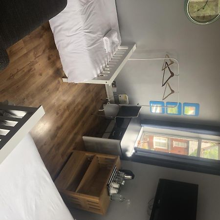 Oaklands Apartment Wolverhampton Bagian luar foto