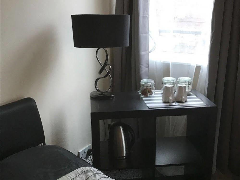 Oaklands Apartment Wolverhampton Bagian luar foto
