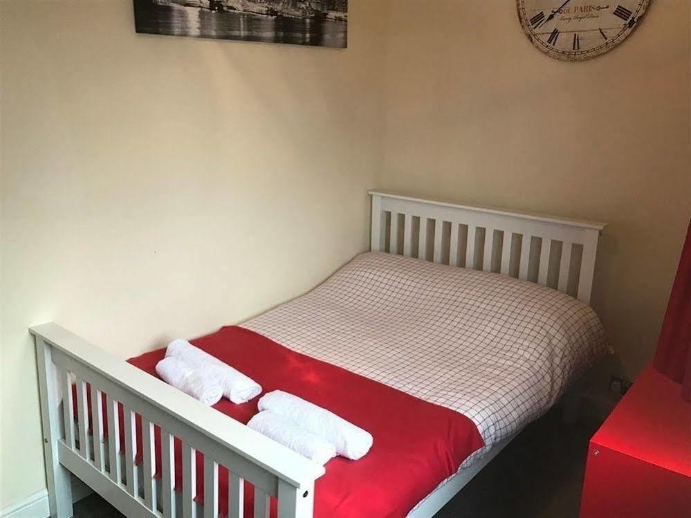 Oaklands Apartment Wolverhampton Bagian luar foto