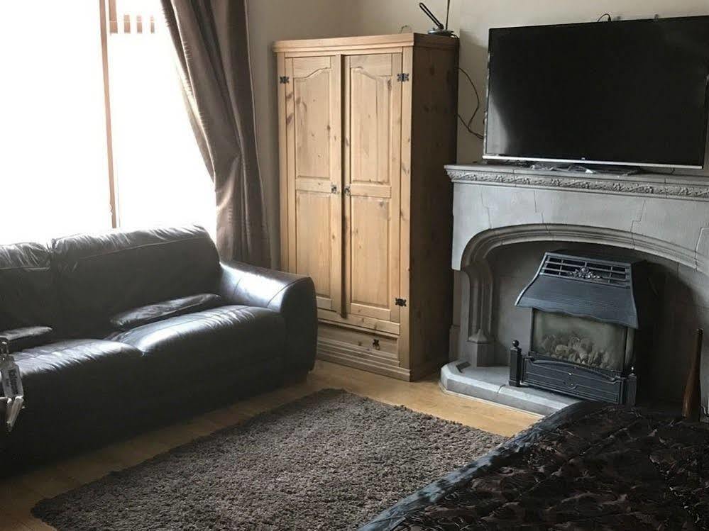 Oaklands Apartment Wolverhampton Bagian luar foto